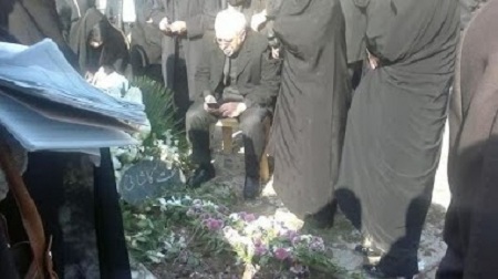 محمدجواد ظریف بر مزار مادرش