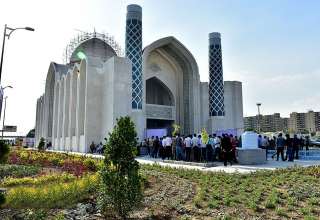 مسجد 72 تن در ضلع غرب میدان آزادی