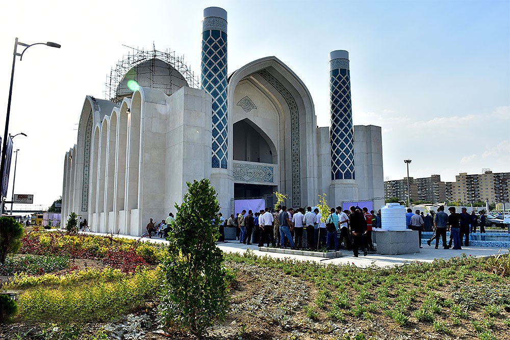 مسجد 72 تن در ضلع غرب میدان آزادی