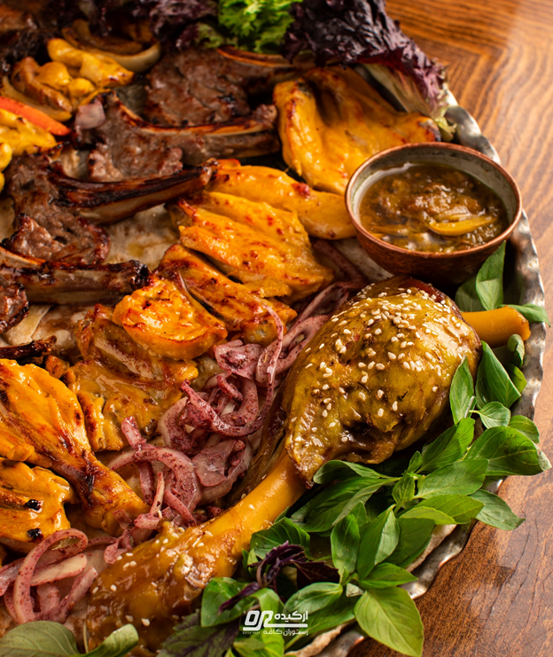 پذیرایی از مهمانان با غذای درجه یک در رستورانم ارکیده